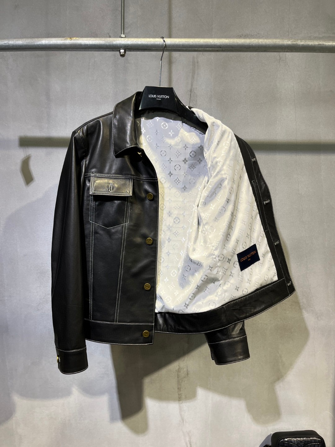 LOUIS VUITTON 路易威登 LV 时装款翻领皮衣外套 夹克 长袖 黑色