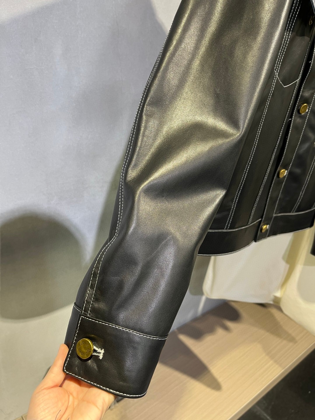 LOUIS VUITTON 路易威登 LV 时装款翻领皮衣外套 夹克 长袖 黑色