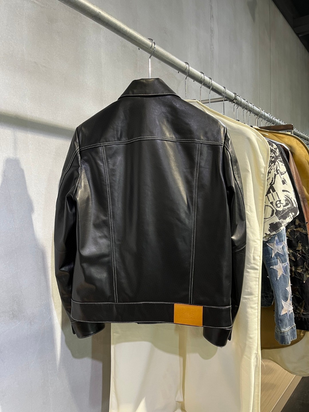 LOUIS VUITTON 路易威登 LV 时装款翻领皮衣外套 夹克 长袖 黑色