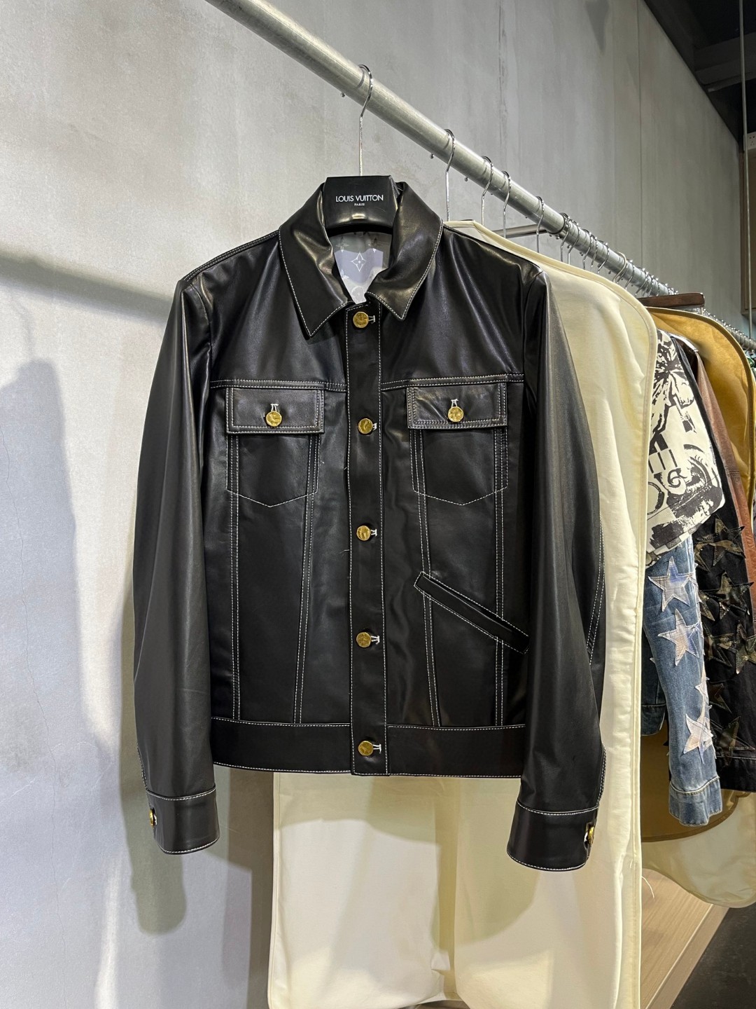 LOUIS VUITTON 路易威登 LV 时装款翻领皮衣外套 夹克 长袖 黑色
