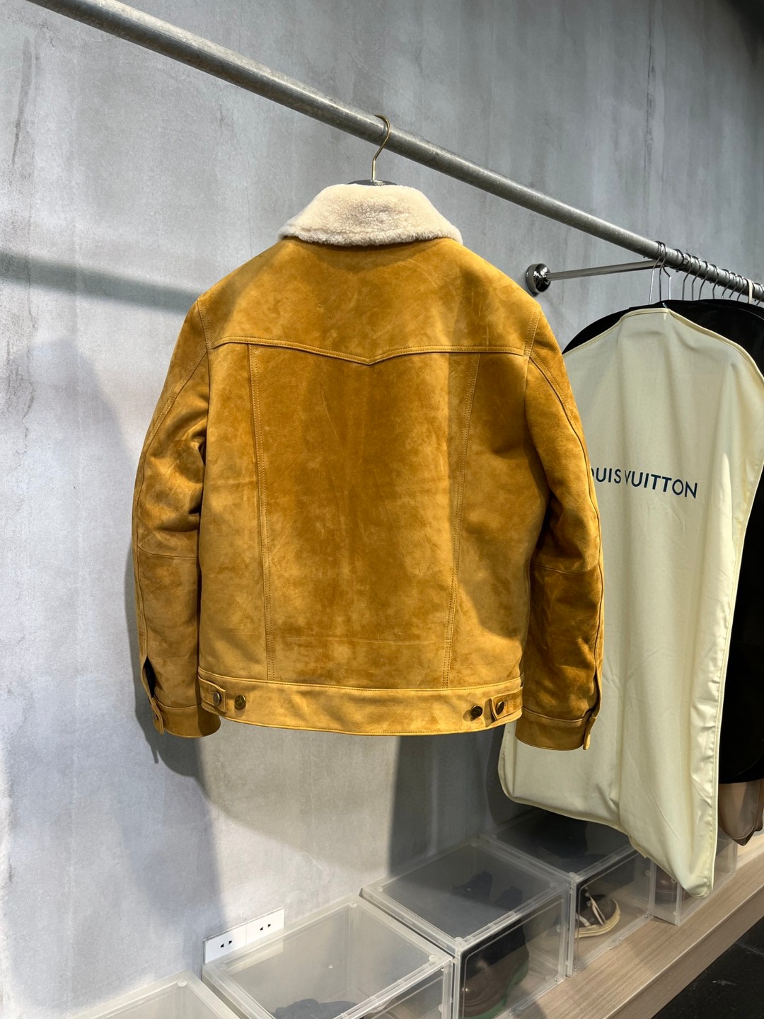 LOUIS VUITTON 路易威登 LV 皮毛一体翻领外套 夹克 保暖 长袖 黄色 