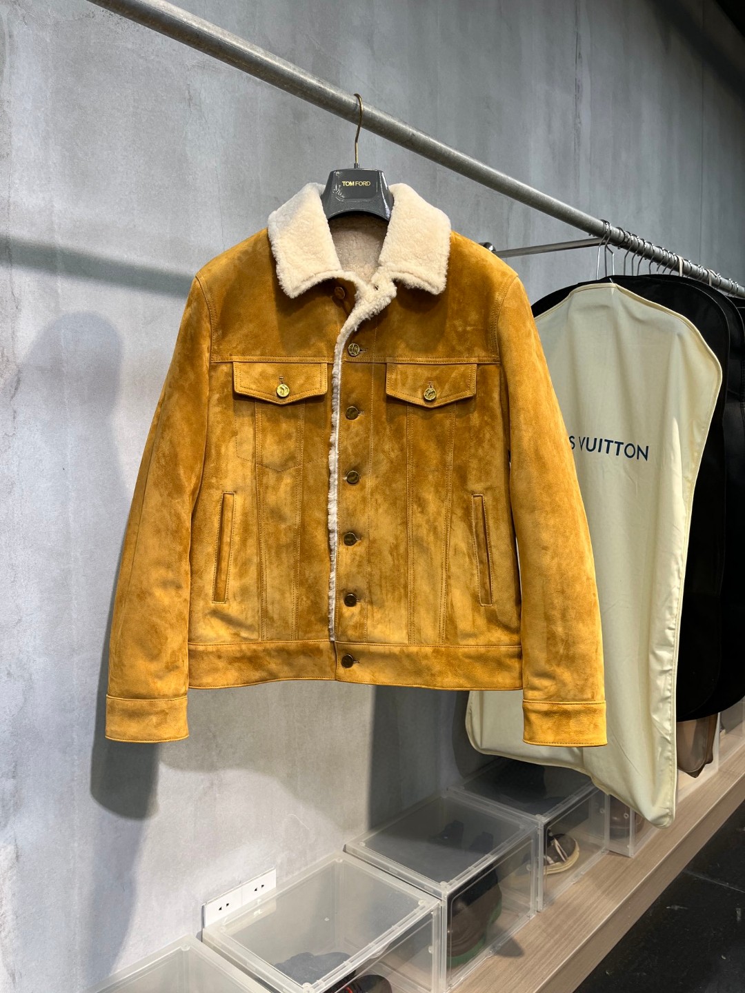 LOUIS VUITTON 路易威登 LV 皮毛一体翻领外套 夹克 保暖 长袖 黄色 