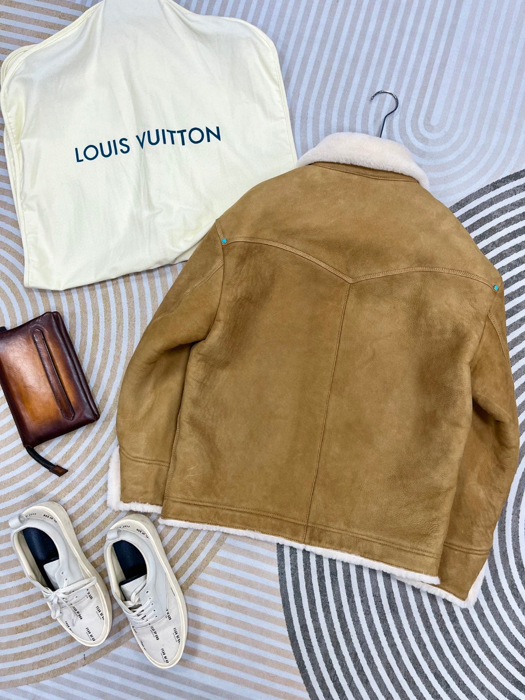 LOUIS VUITTON 路易威登 LV 皮毛一体翻领夹克 皮衣 外套 保暖 长袖 驼色 1AFXJ3