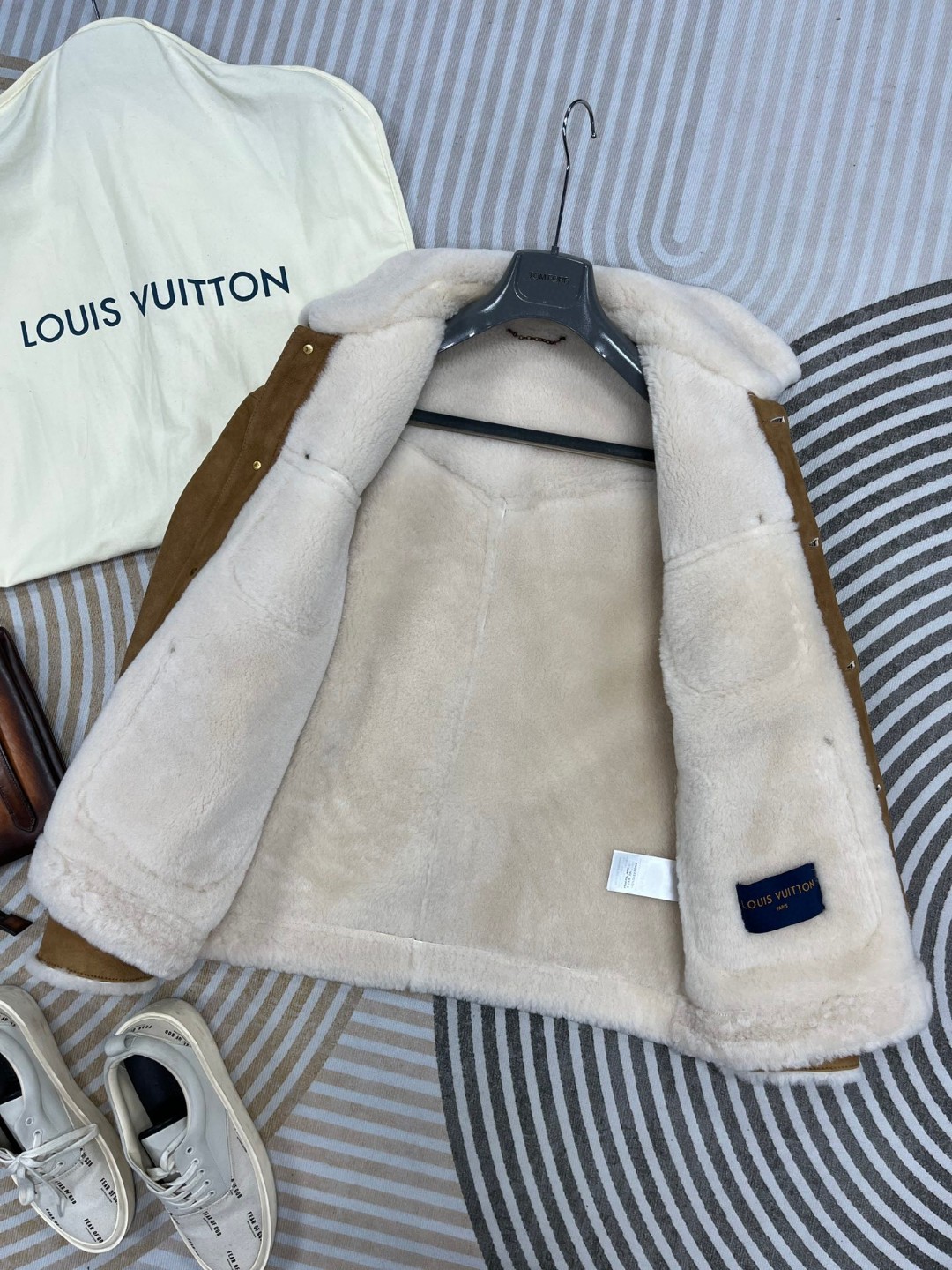 LOUIS VUITTON 路易威登 LV 皮毛一体翻领夹克 皮衣 外套 保暖 长袖 驼色 1AFXJ3