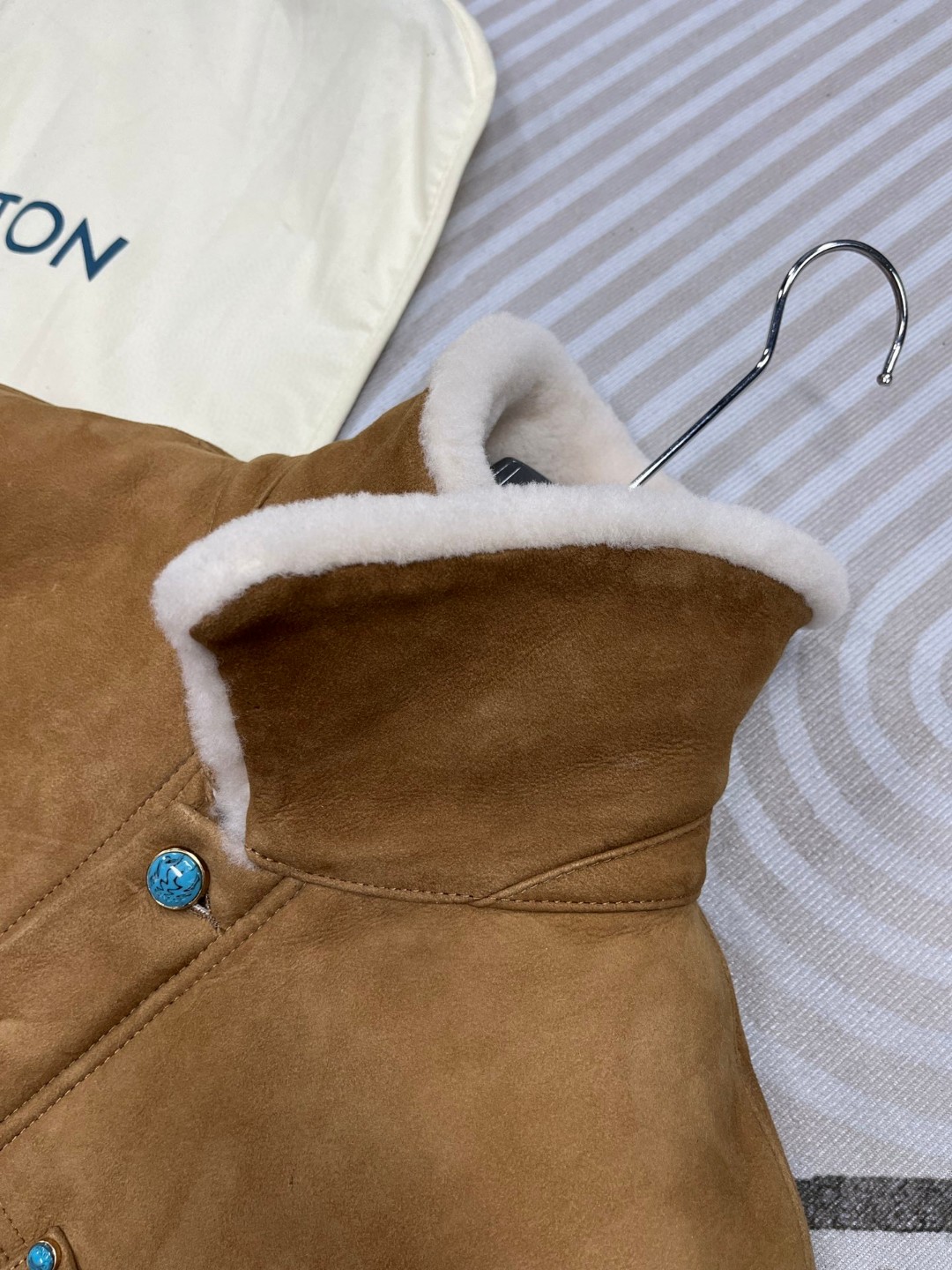 LOUIS VUITTON 路易威登 LV 皮毛一体翻领夹克 皮衣 外套 保暖 长袖 驼色 1AFXJ3