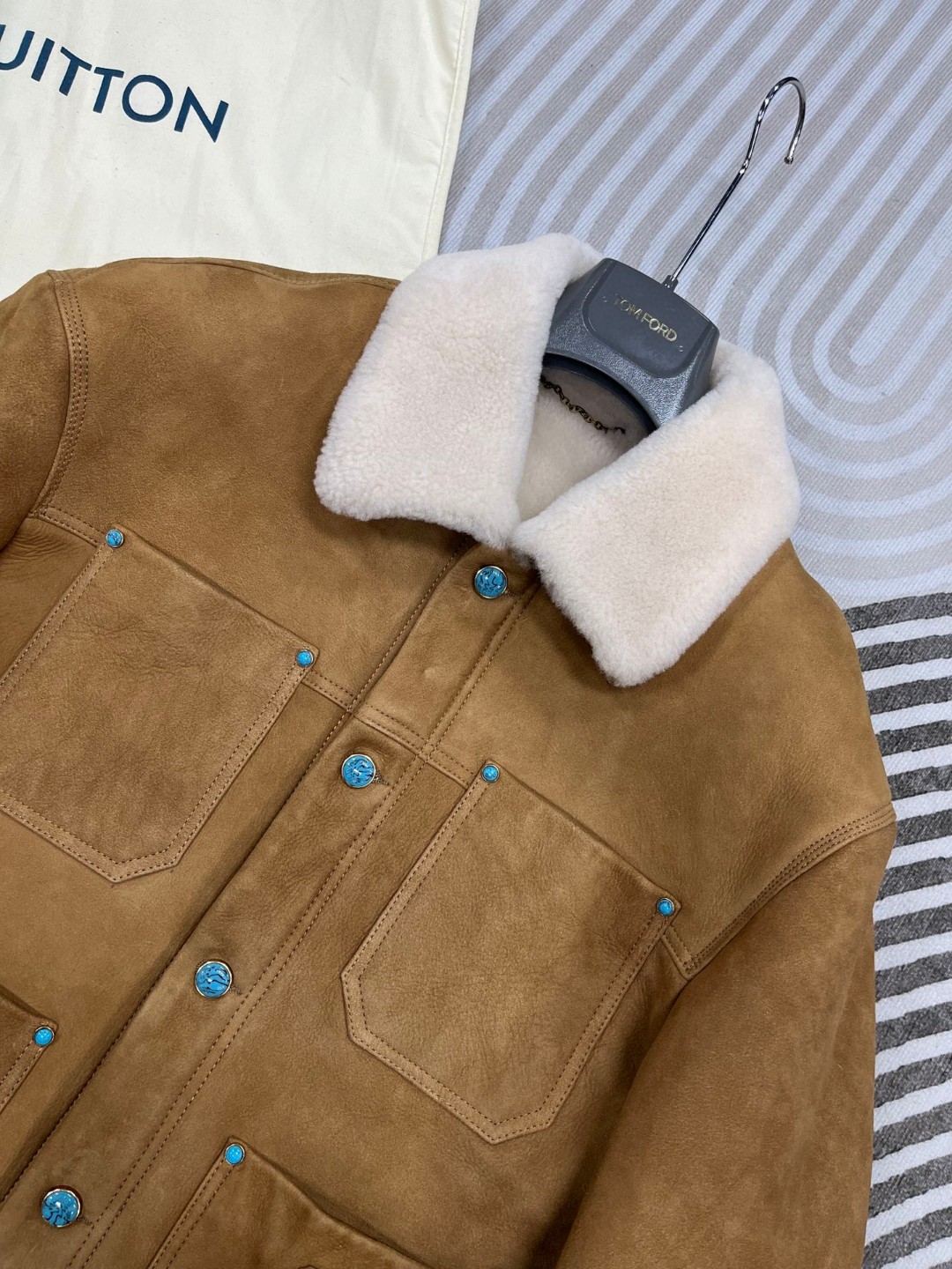 LOUIS VUITTON 路易威登 LV 皮毛一体翻领夹克 皮衣 外套 保暖 长袖 驼色 1AFXJ3