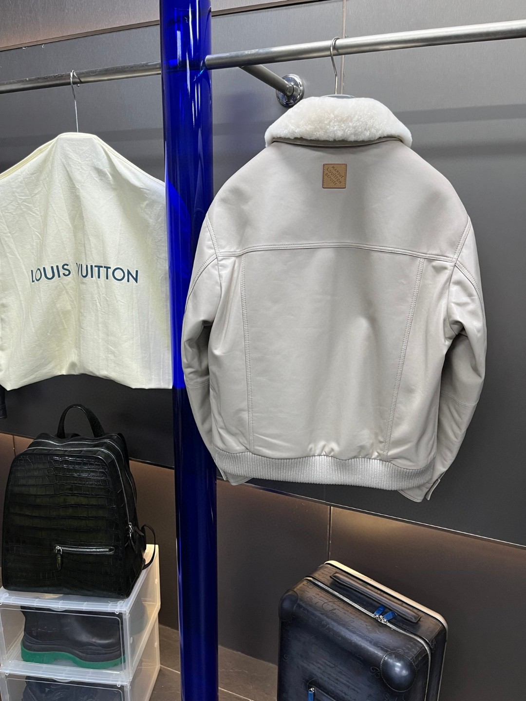 LOUIS VUITTON 路易威登 LV 可拆卸羊毛毛领夹棉羊皮夹克 皮衣 外套 保暖 长袖 黑色 白色