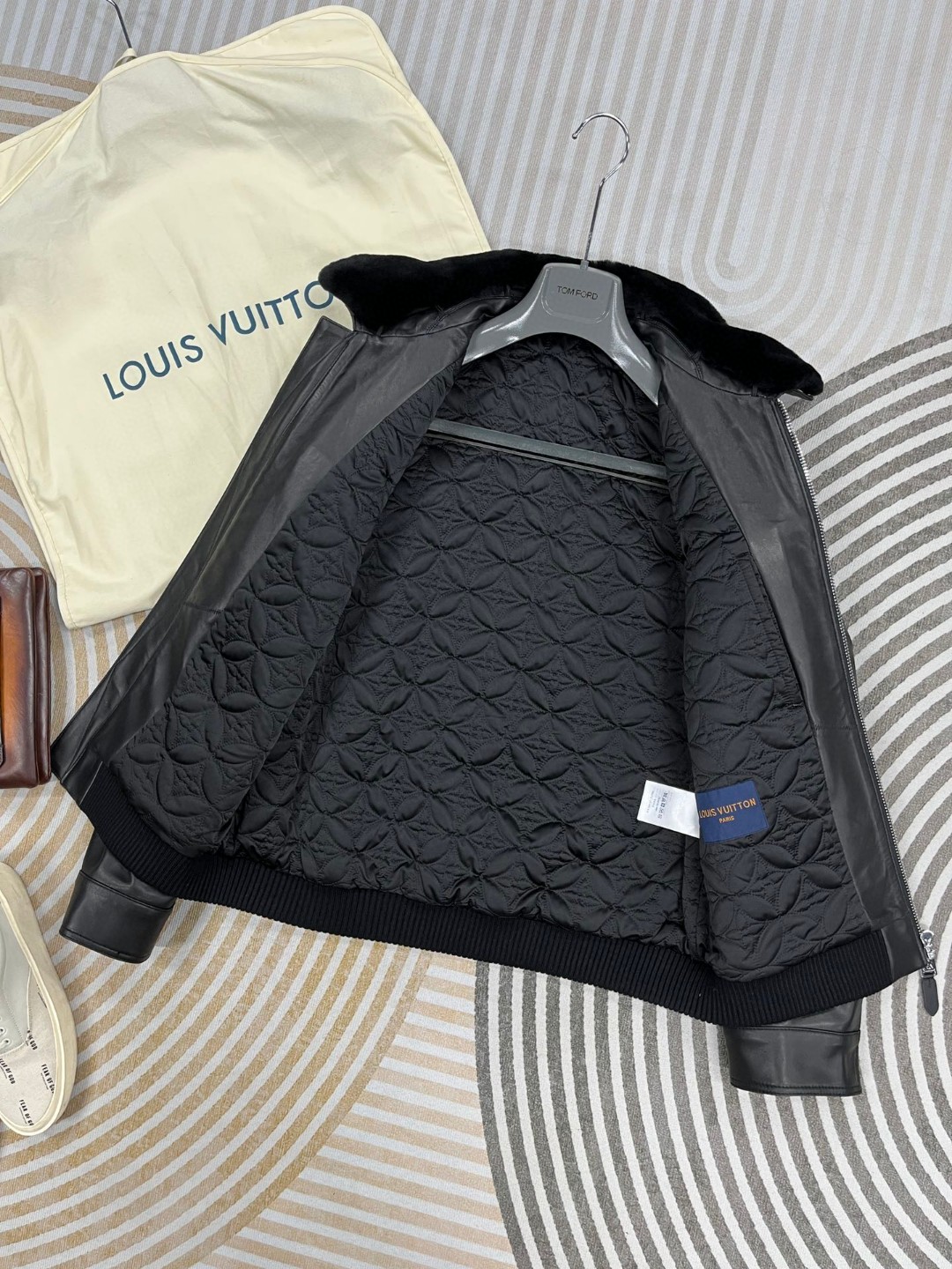 LOUIS VUITTON 路易威登 LV 可拆卸羊毛毛领夹棉羊皮夹克 皮衣 外套 保暖 长袖 黑色 白色