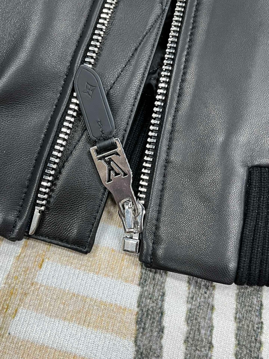 LOUIS VUITTON 路易威登 LV 可拆卸羊毛毛领夹棉羊皮夹克 皮衣 外套 保暖 长袖 黑色 白色