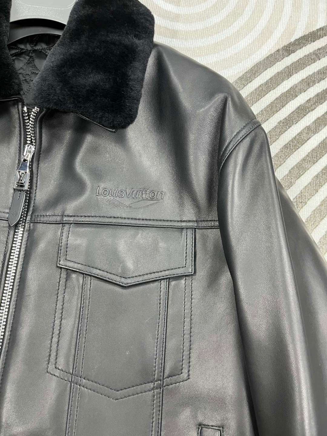 LOUIS VUITTON 路易威登 LV 可拆卸羊毛毛领夹棉羊皮夹克 皮衣 外套 保暖 长袖 黑色 白色