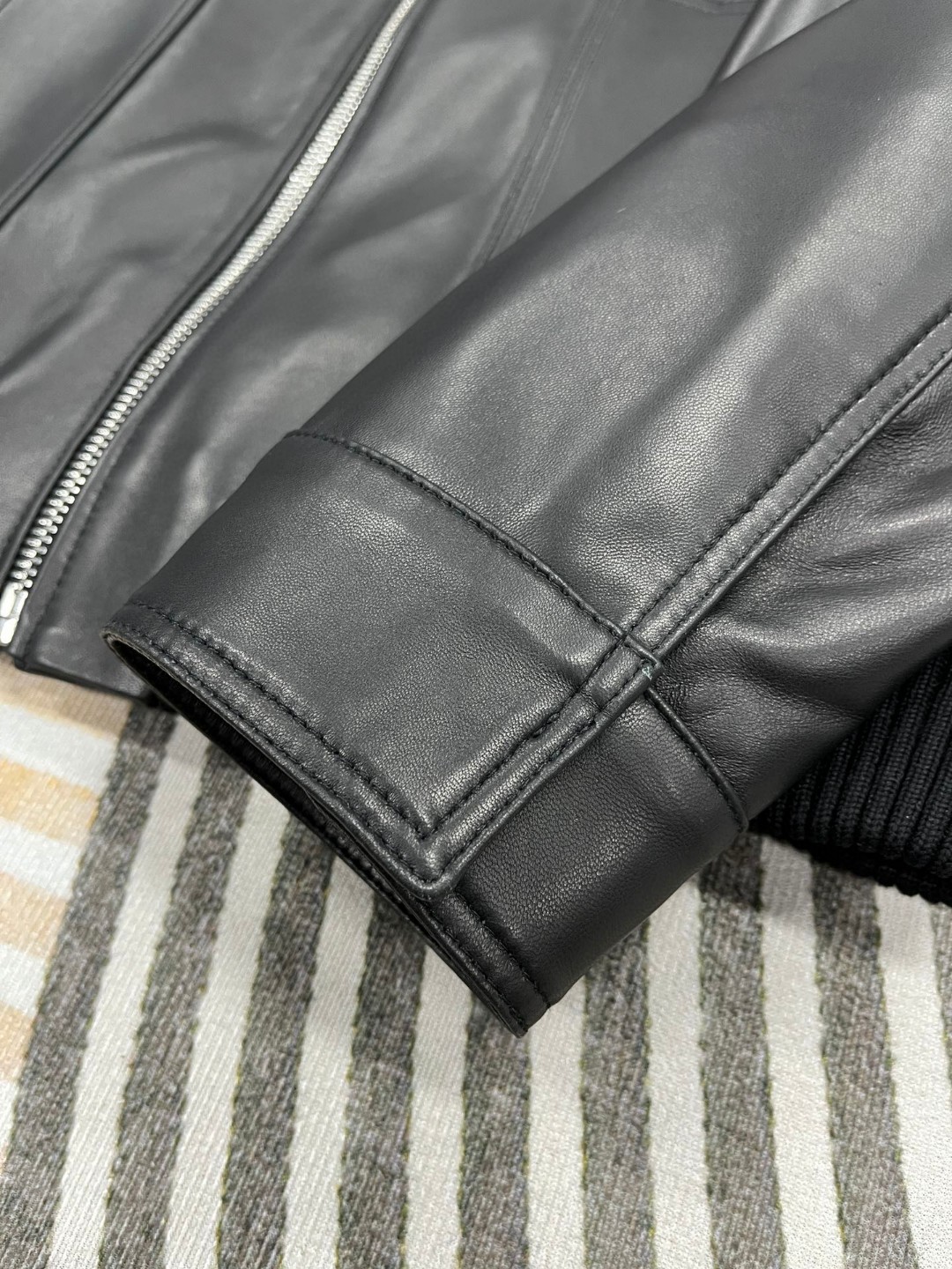 LOUIS VUITTON 路易威登 LV 可拆卸羊毛毛领夹棉羊皮夹克 皮衣 外套 保暖 长袖 黑色 白色