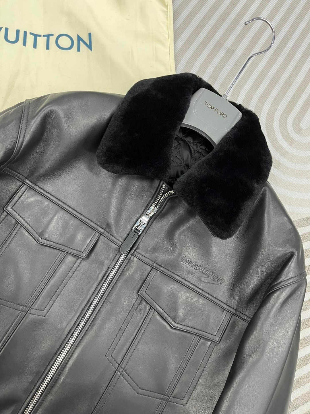 LOUIS VUITTON 路易威登 LV 可拆卸羊毛毛领夹棉羊皮夹克 皮衣 外套 保暖 长袖 黑色 白色