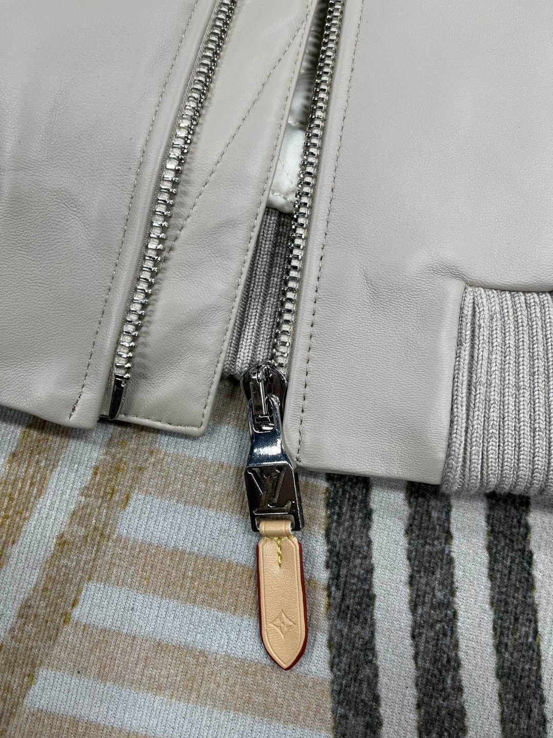 LOUIS VUITTON 路易威登 LV 可拆卸羊毛毛领夹棉羊皮夹克 皮衣 外套 保暖 长袖 黑色 白色