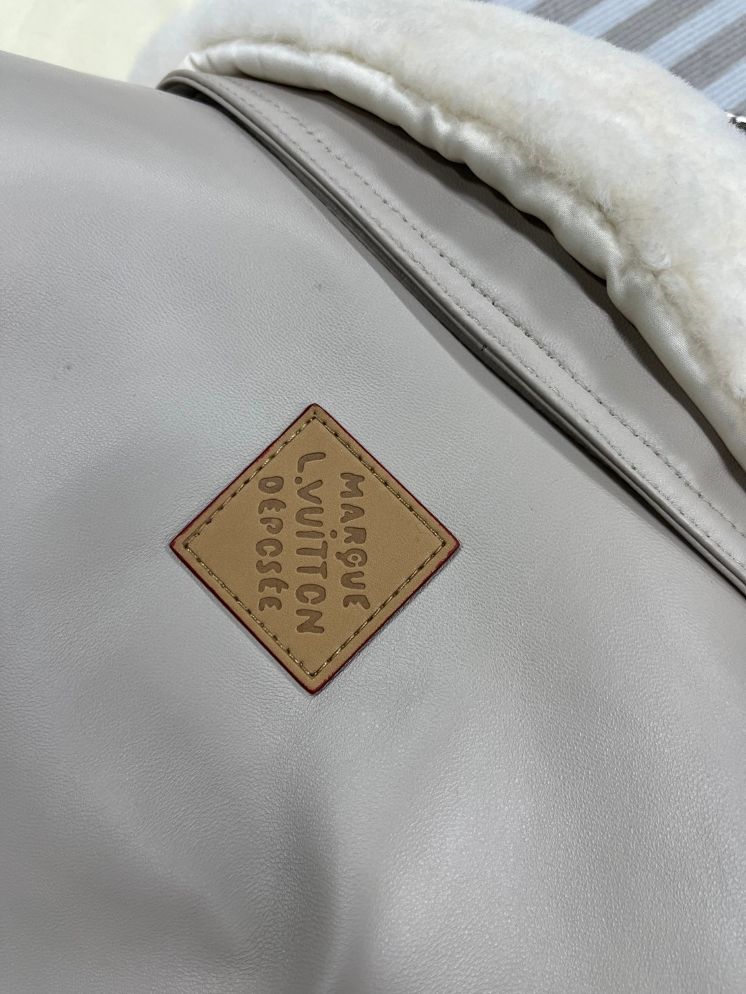 LOUIS VUITTON 路易威登 LV 可拆卸羊毛毛领夹棉羊皮夹克 皮衣 外套 保暖 长袖 黑色 白色