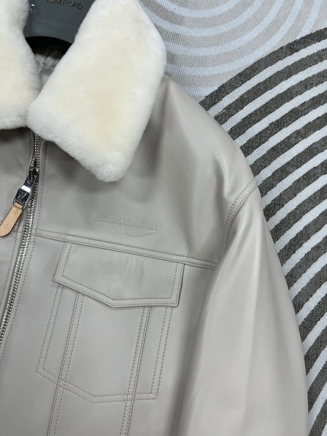 LOUIS VUITTON 路易威登 LV 可拆卸羊毛毛领夹棉羊皮夹克 皮衣 外套 保暖 长袖 黑色 白色