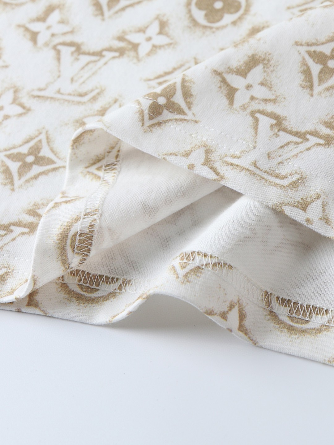 LOUIS VUITTON 路易威登 满印老花logo 套头 圆领 短袖 T 恤 上衣 夏款 米色 1ABJEA