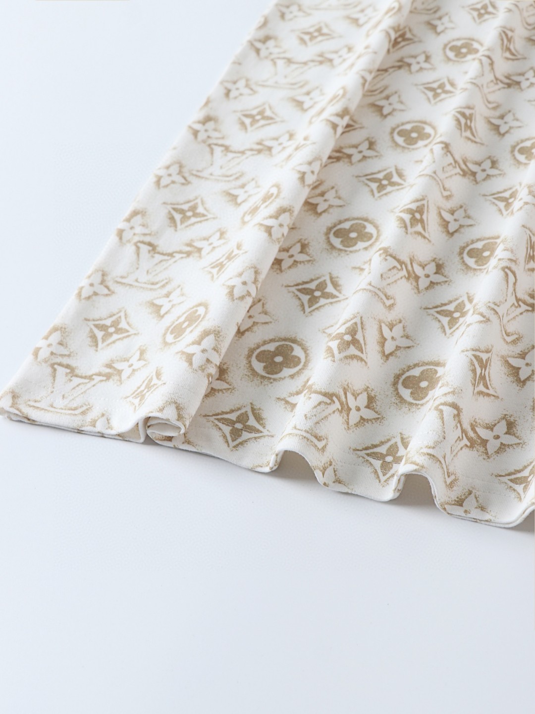 LOUIS VUITTON 路易威登 满印老花logo 套头 圆领 短袖 T 恤 上衣 夏款 米色 1ABJEA