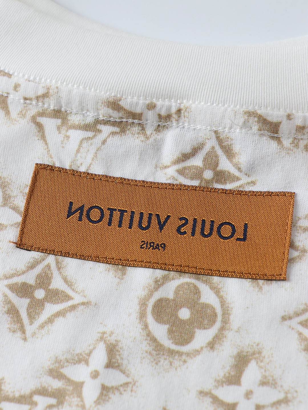 LOUIS VUITTON 路易威登 满印老花logo 套头 圆领 短袖 T 恤 上衣 夏款 米色 1ABJEA