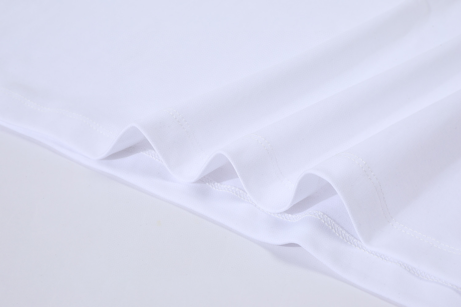 LOUIS VUITTON 霓虹标识印花 短袖 圆领 T 恤 上衣 夏款 黑色 白色 A0 1AHK86