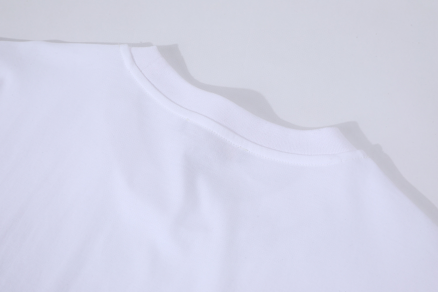 LOUIS VUITTON 霓虹标识印花 短袖 圆领 T 恤 上衣 夏款 黑色 白色 A0 1AHK86