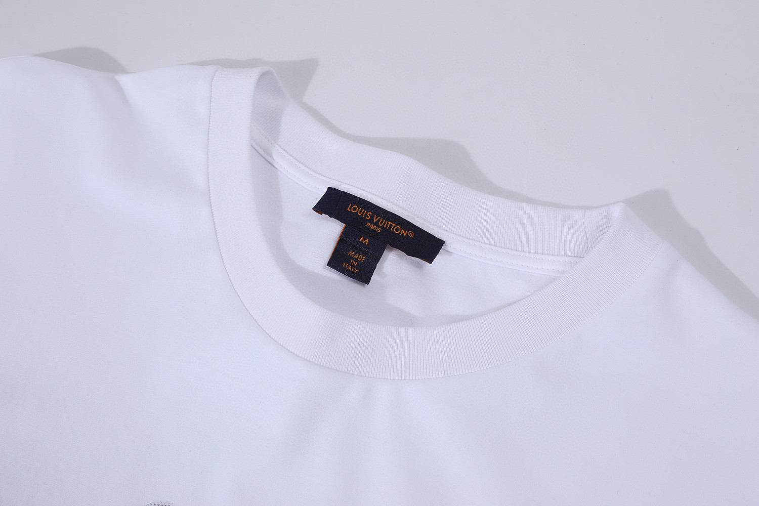 LOUIS VUITTON 霓虹标识印花 短袖 圆领 T 恤 上衣 夏款 黑色 白色 A0 1AHK86