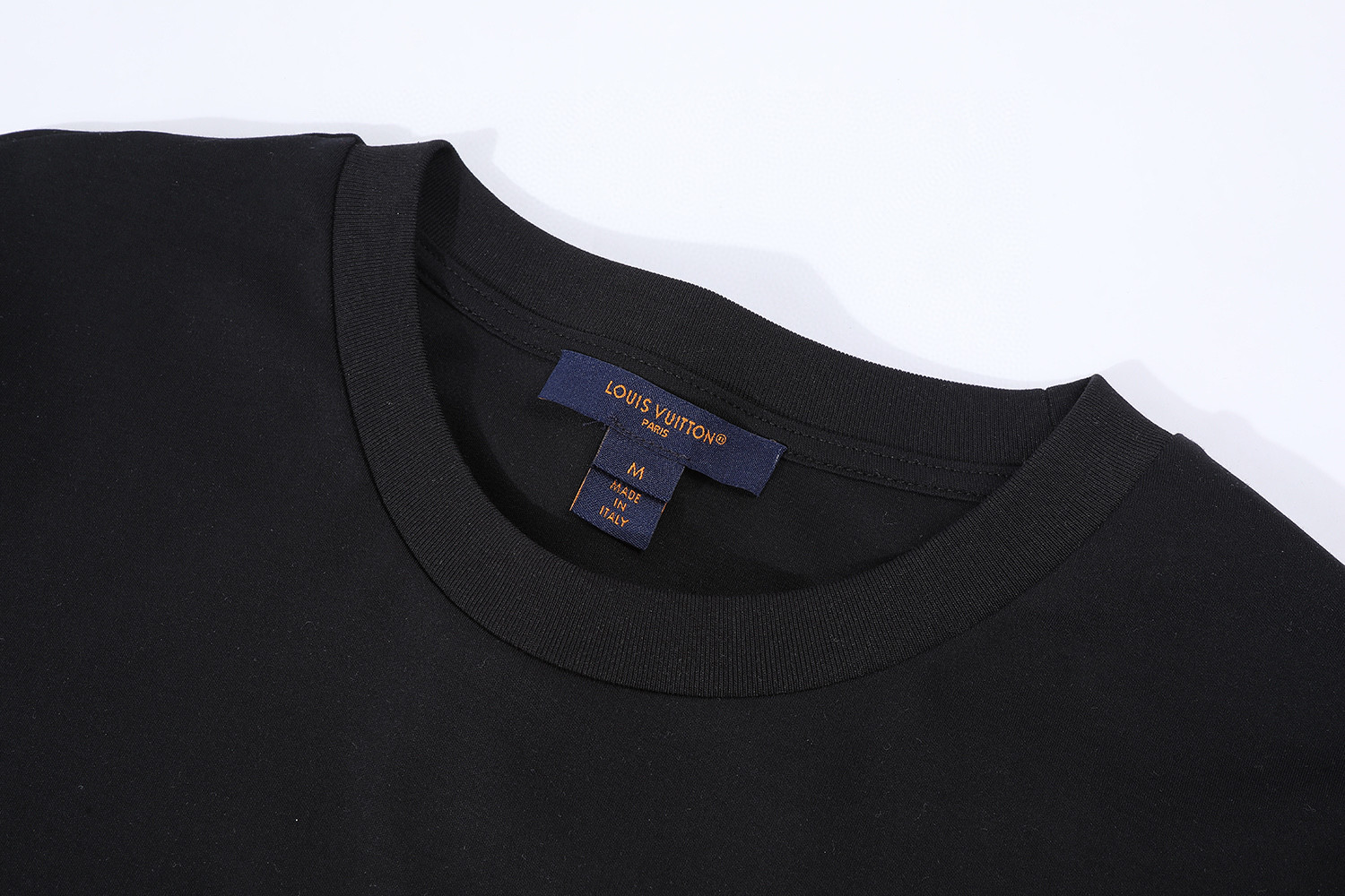 LOUIS VUITTON 霓虹标识印花 短袖 圆领 T 恤 上衣 夏款 黑色 白色 A0 1AHK86