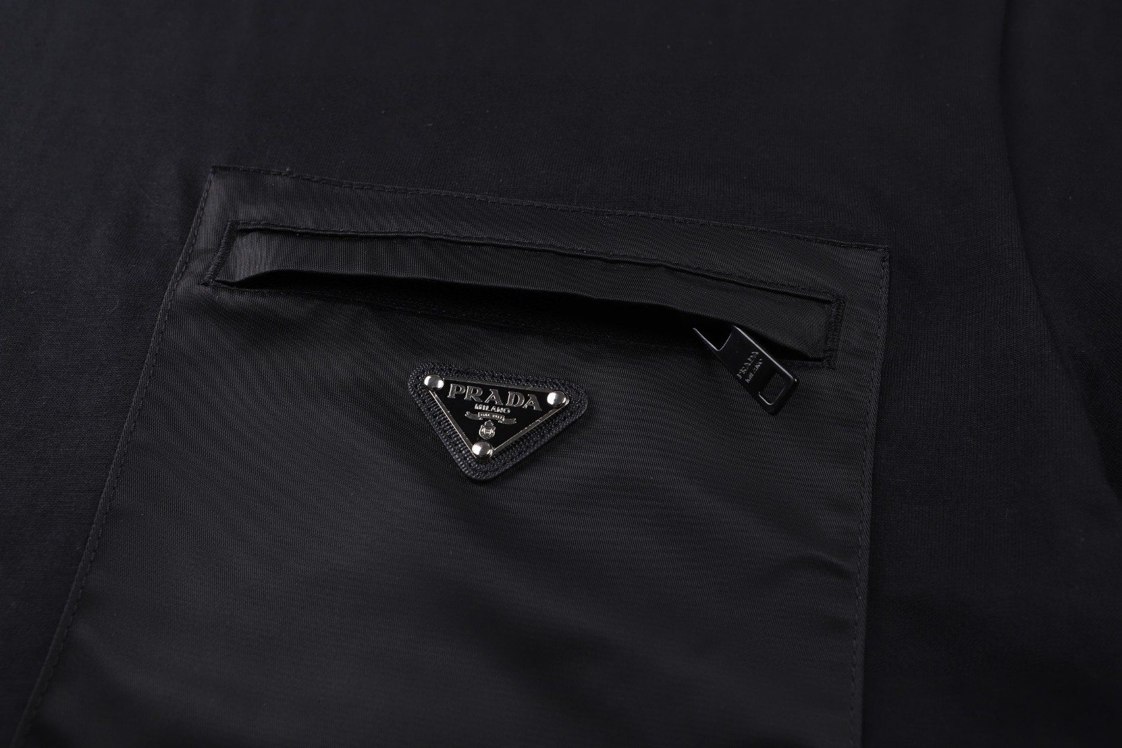 PRADA 普拉达 胸前拉链口袋圆领短袖 T恤 黑色 白色 A0 UJN661-1WQ5-F0002