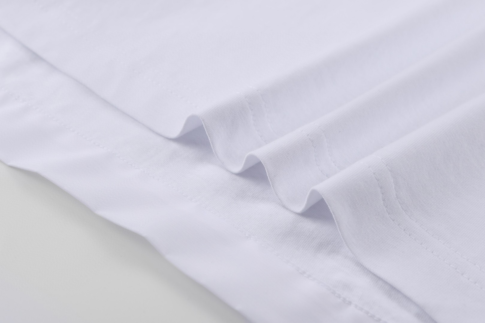 PRADA 普拉达 胸前拉链口袋圆领短袖 T恤 黑色 白色 A0 UJN661-1WQ5-F0002