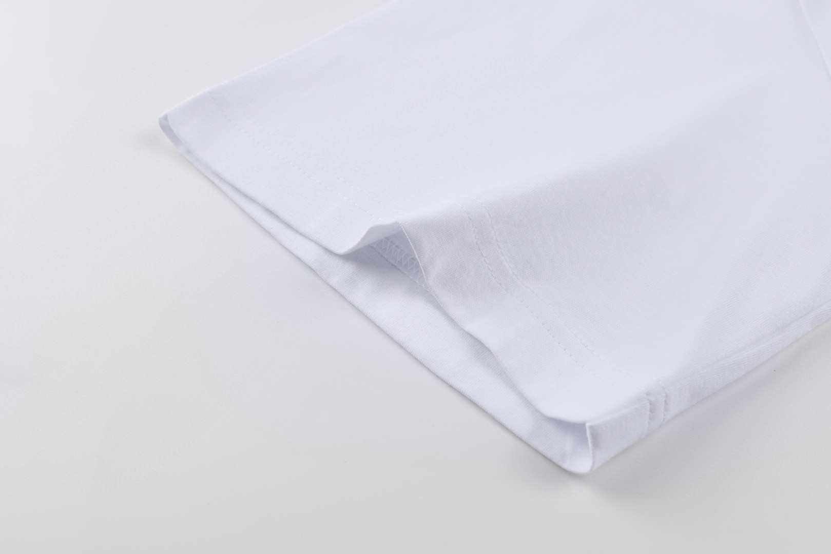 PRADA 普拉达 胸前拉链口袋圆领短袖 T恤 黑色 白色 A0 UJN661-1WQ5-F0002