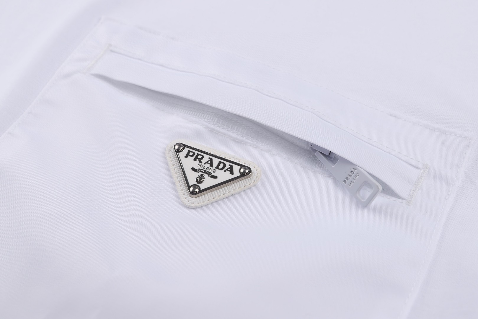 PRADA 普拉达 胸前拉链口袋圆领短袖 T恤 黑色 白色 A0 UJN661-1WQ5-F0002