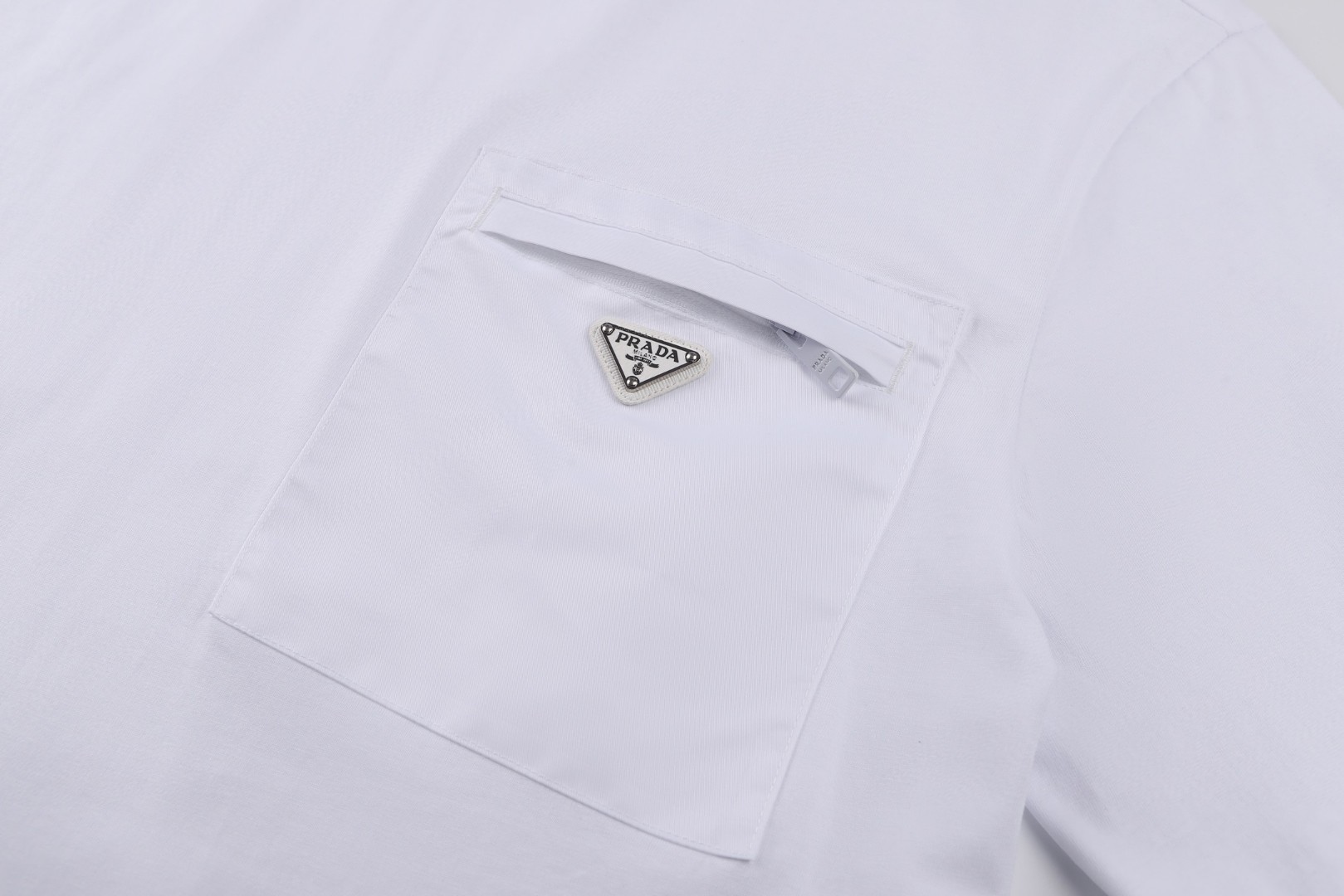 PRADA 普拉达 胸前拉链口袋圆领短袖 T恤 黑色 白色 A0 UJN661-1WQ5-F0002