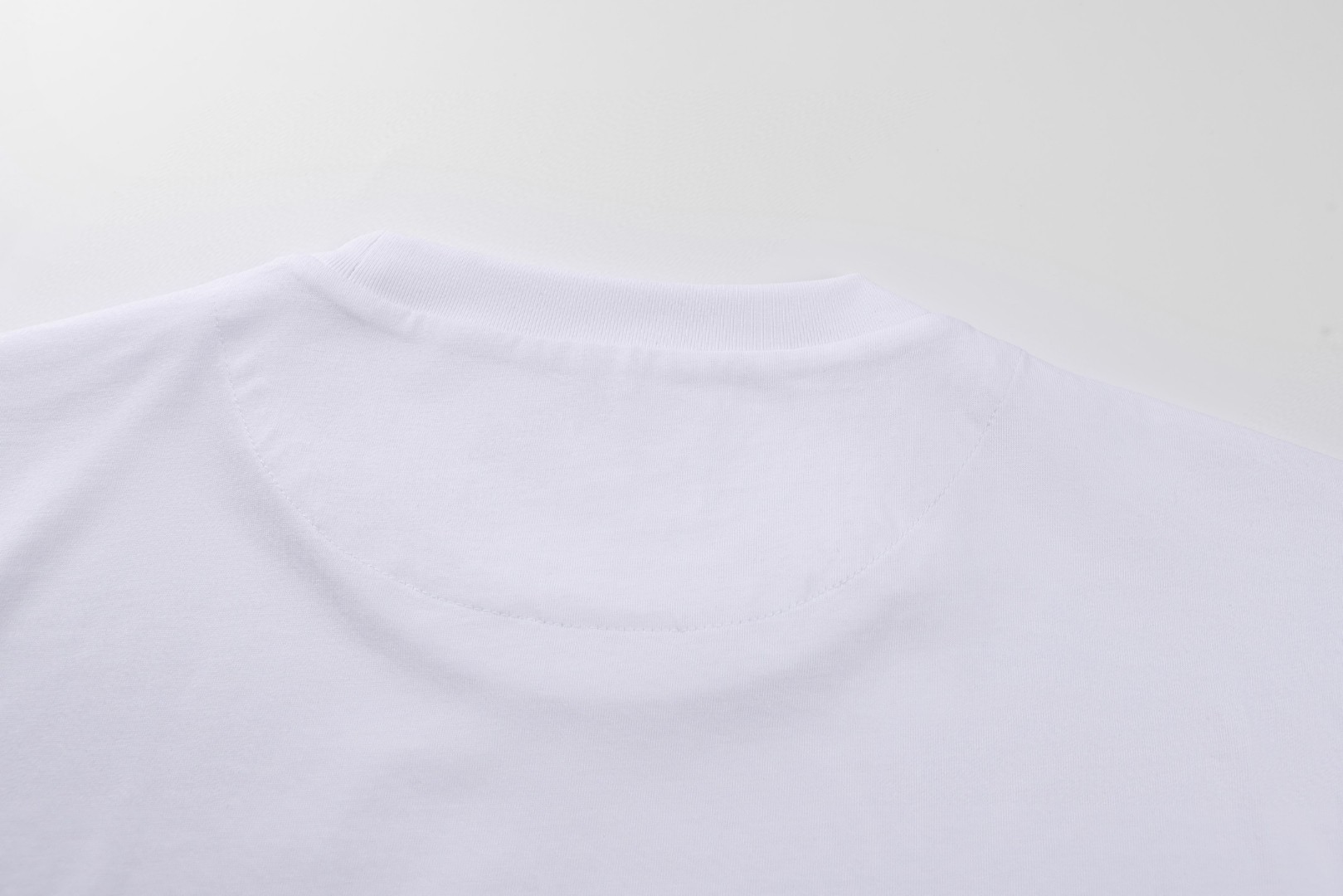 PRADA 普拉达 胸前拉链口袋圆领短袖 T恤 黑色 白色 A0 UJN661-1WQ5-F0002