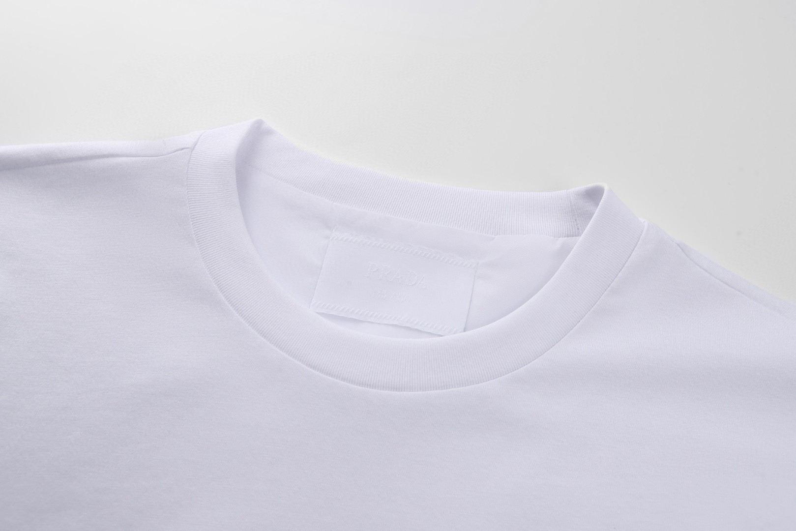 PRADA 普拉达 胸前拉链口袋圆领短袖 T恤 黑色 白色 A0 UJN661-1WQ5-F0002