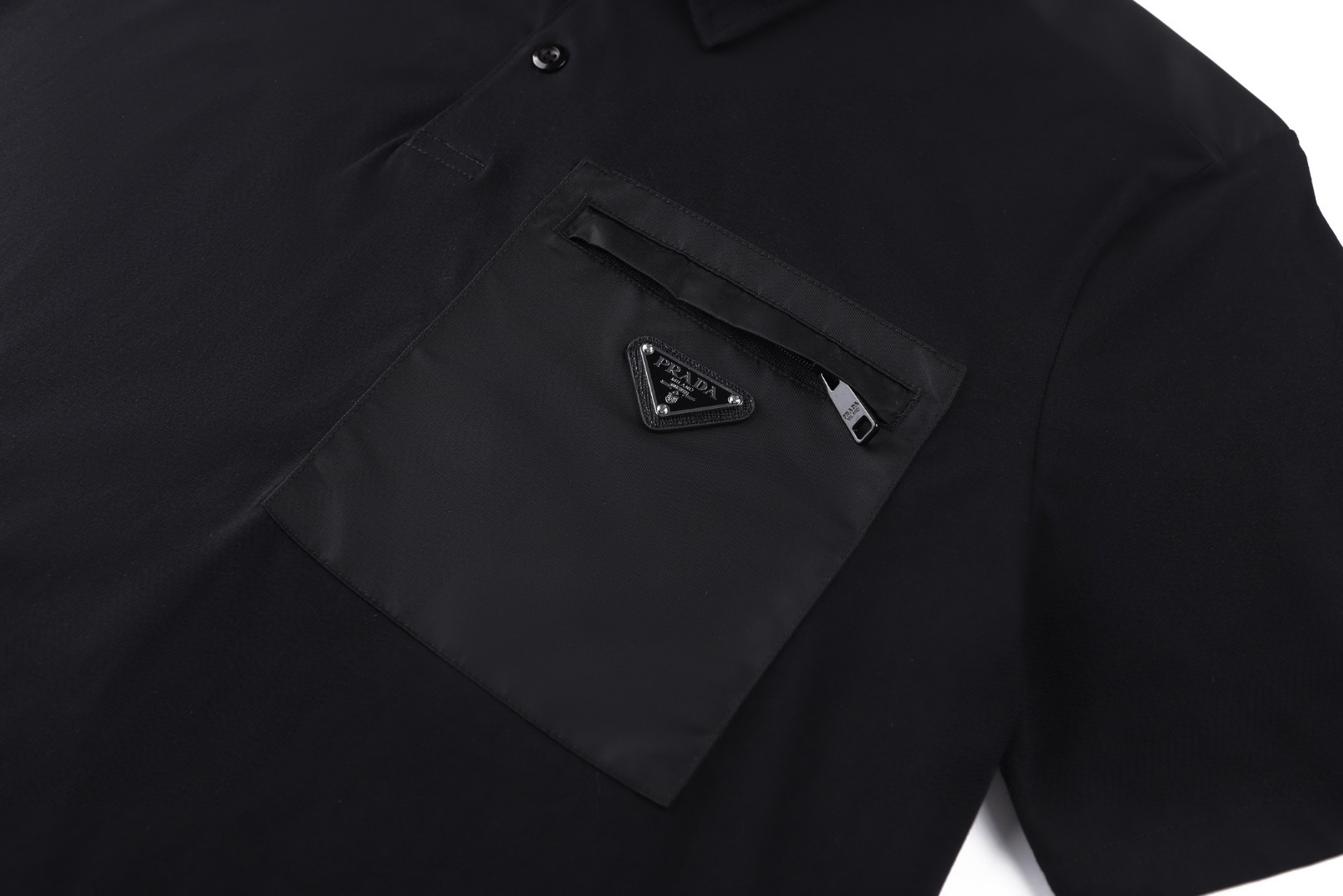 PRADA 普拉达 胸前拉链口袋拼接Polo衫 短袖 T恤 黑色 白色 A0 UJN703-1YED-F0806-S-211