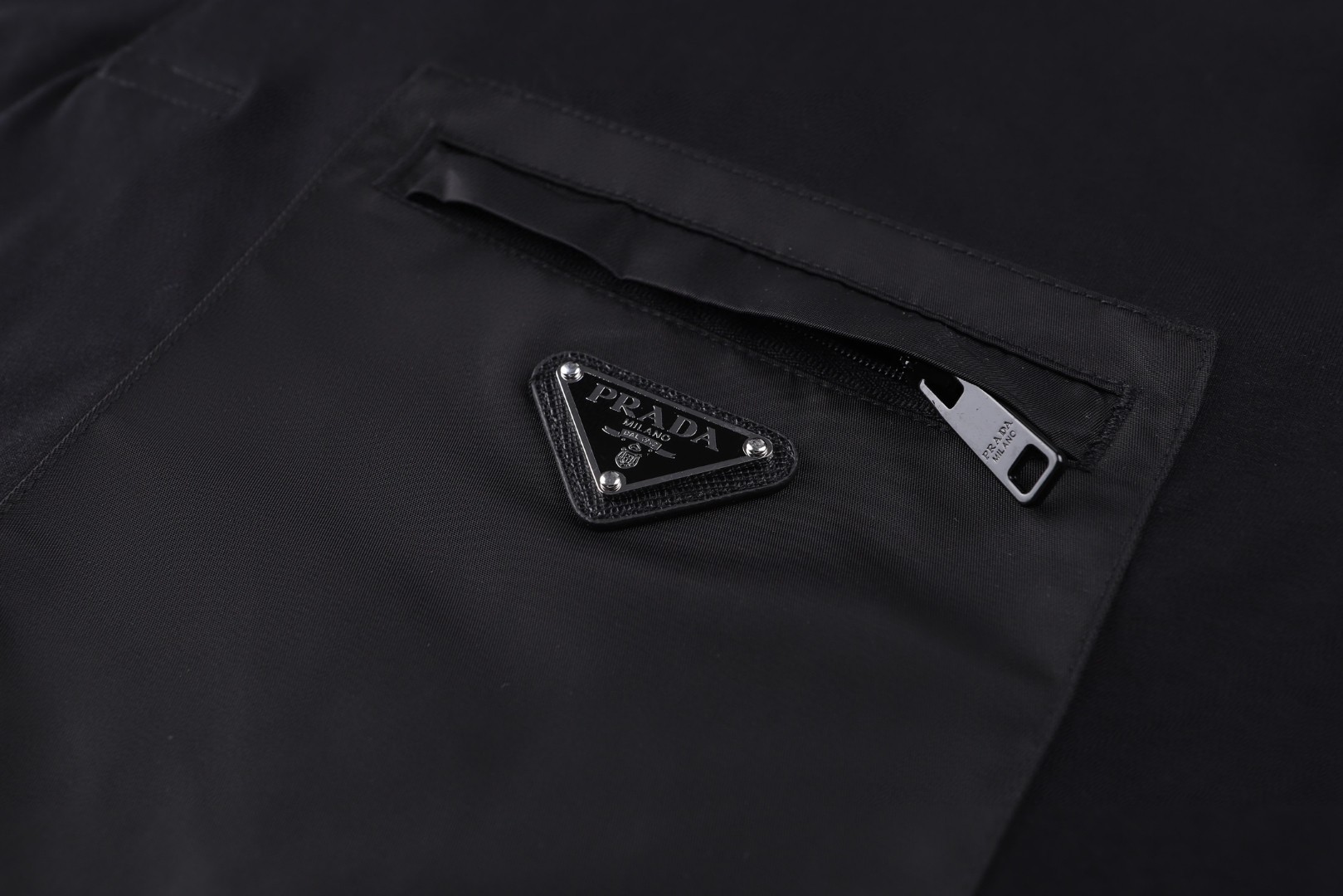 PRADA 普拉达 胸前拉链口袋拼接Polo衫 短袖 T恤 黑色 白色 A0 UJN703-1YED-F0806-S-211