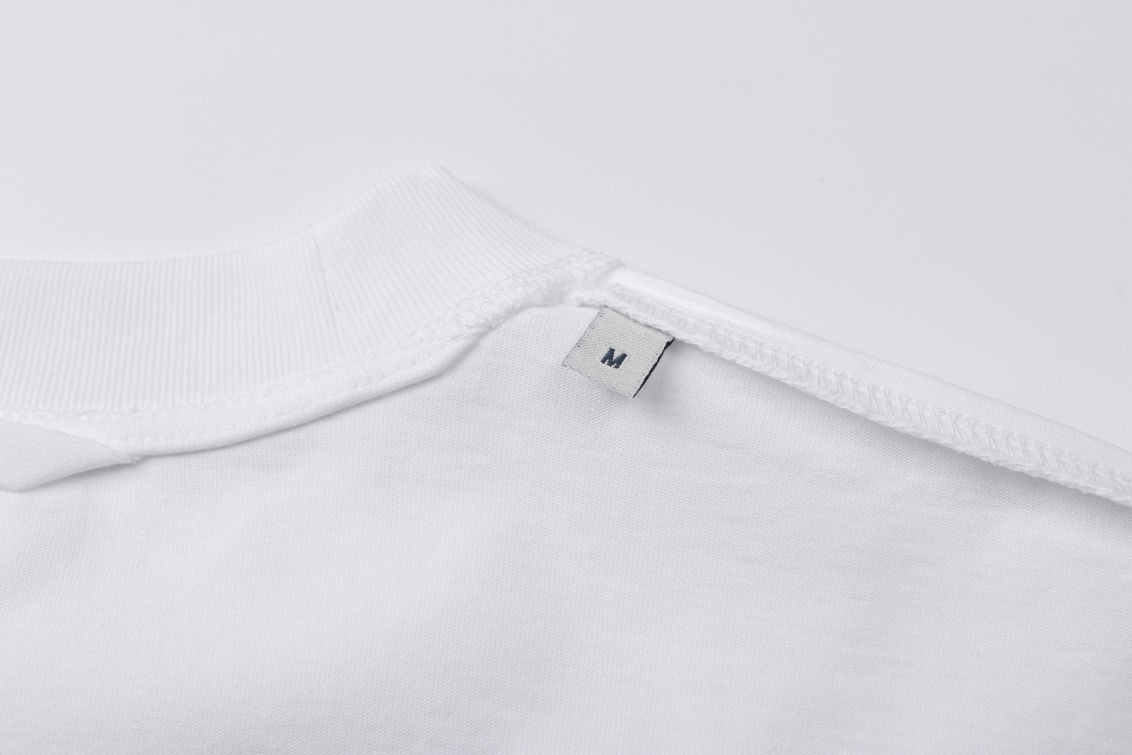 Moncler 蒙口 发泡标识印花 圆领短袖 T恤 夏季 白色 黑色 A0 K20918C0001389AJS00A