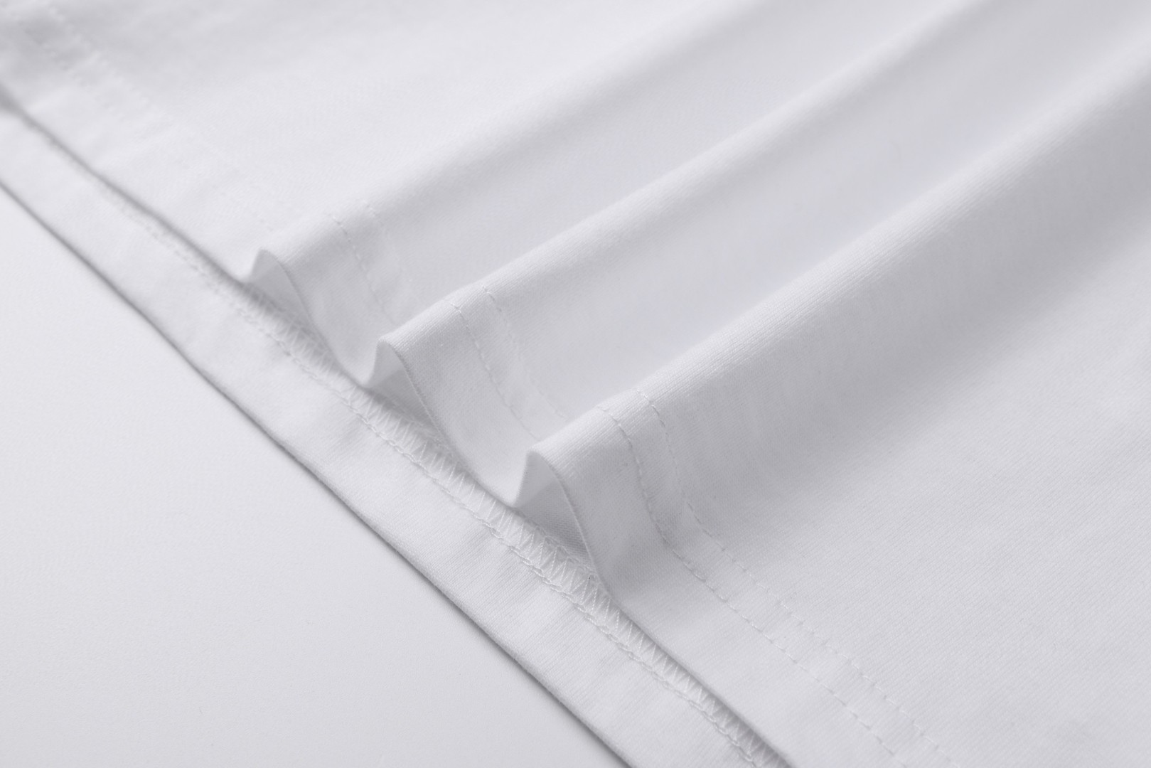 Moncler 蒙口 发泡标识印花 圆领短袖 T恤 夏季 白色 黑色 A0 K20918C0001389AJS00A