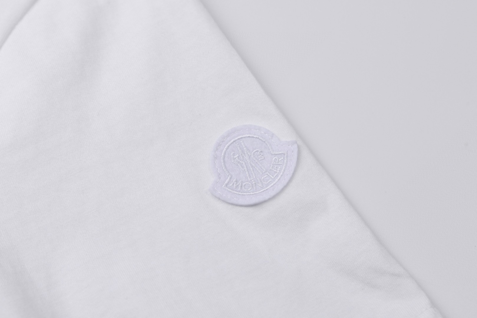 Moncler 蒙口 发泡标识印花 圆领短袖 T恤 夏季 白色 黑色 A0 K20918C0001389AJS00A