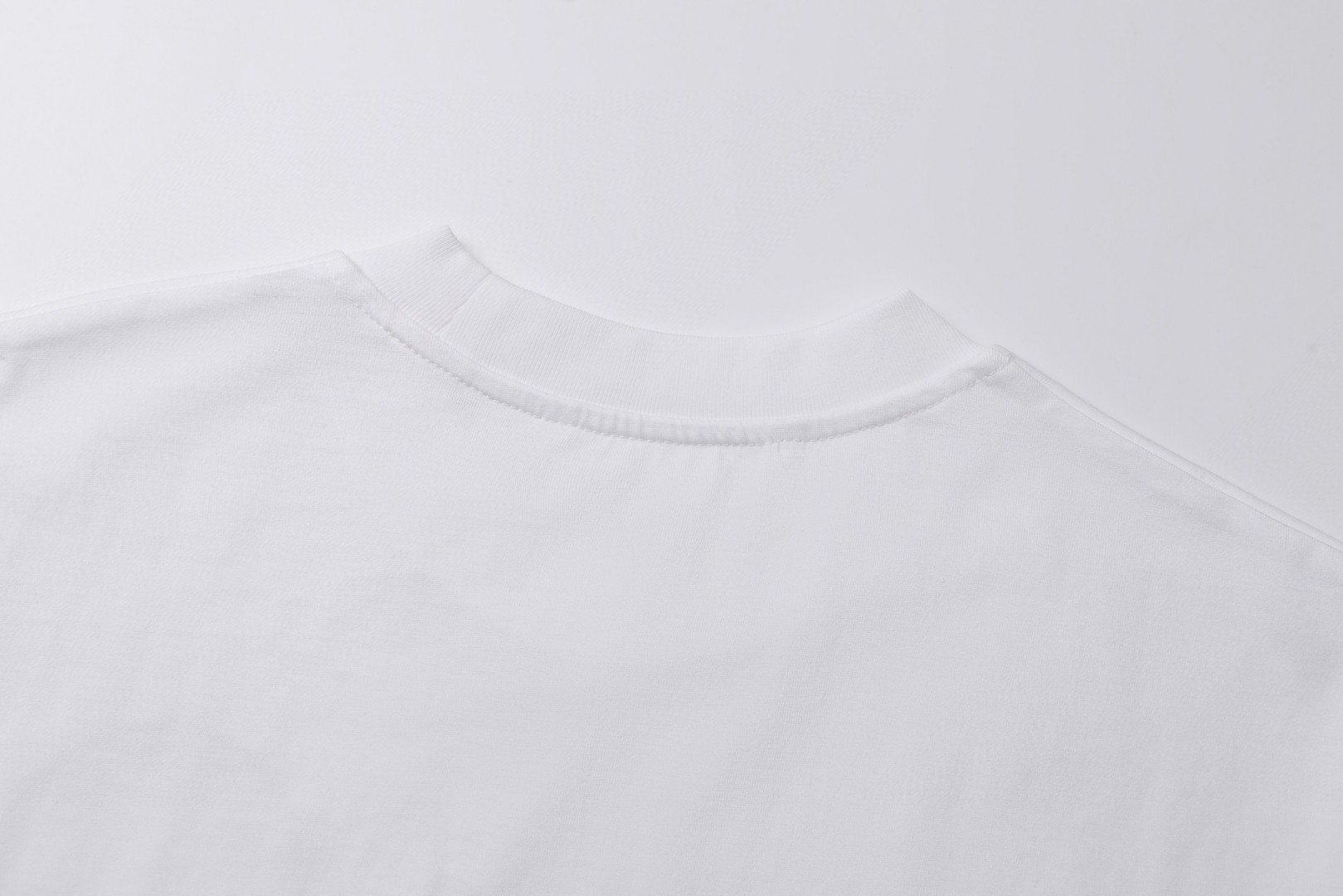 Moncler 蒙口 发泡标识印花 圆领短袖 T恤 夏季 白色 黑色 A0 K20918C0001389AJS00A