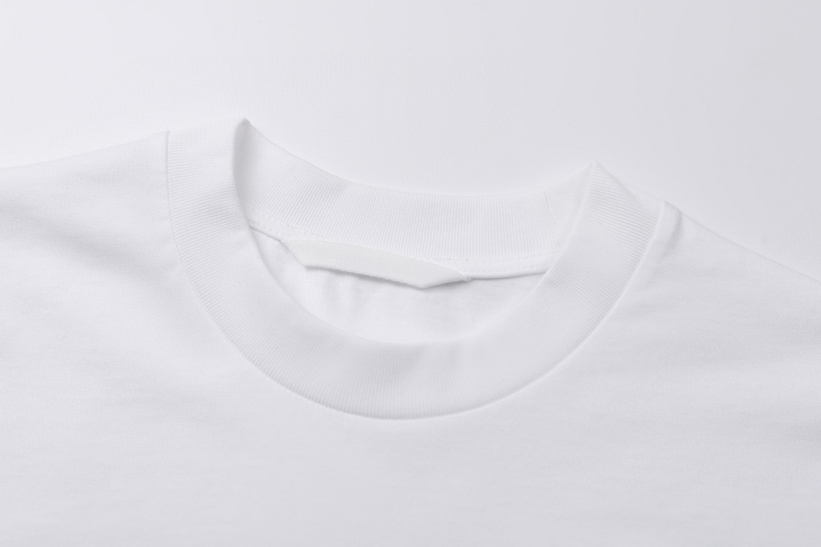 Moncler 蒙口 发泡标识印花 圆领短袖 T恤 夏季 白色 黑色 A0 K20918C0001389AJS00A