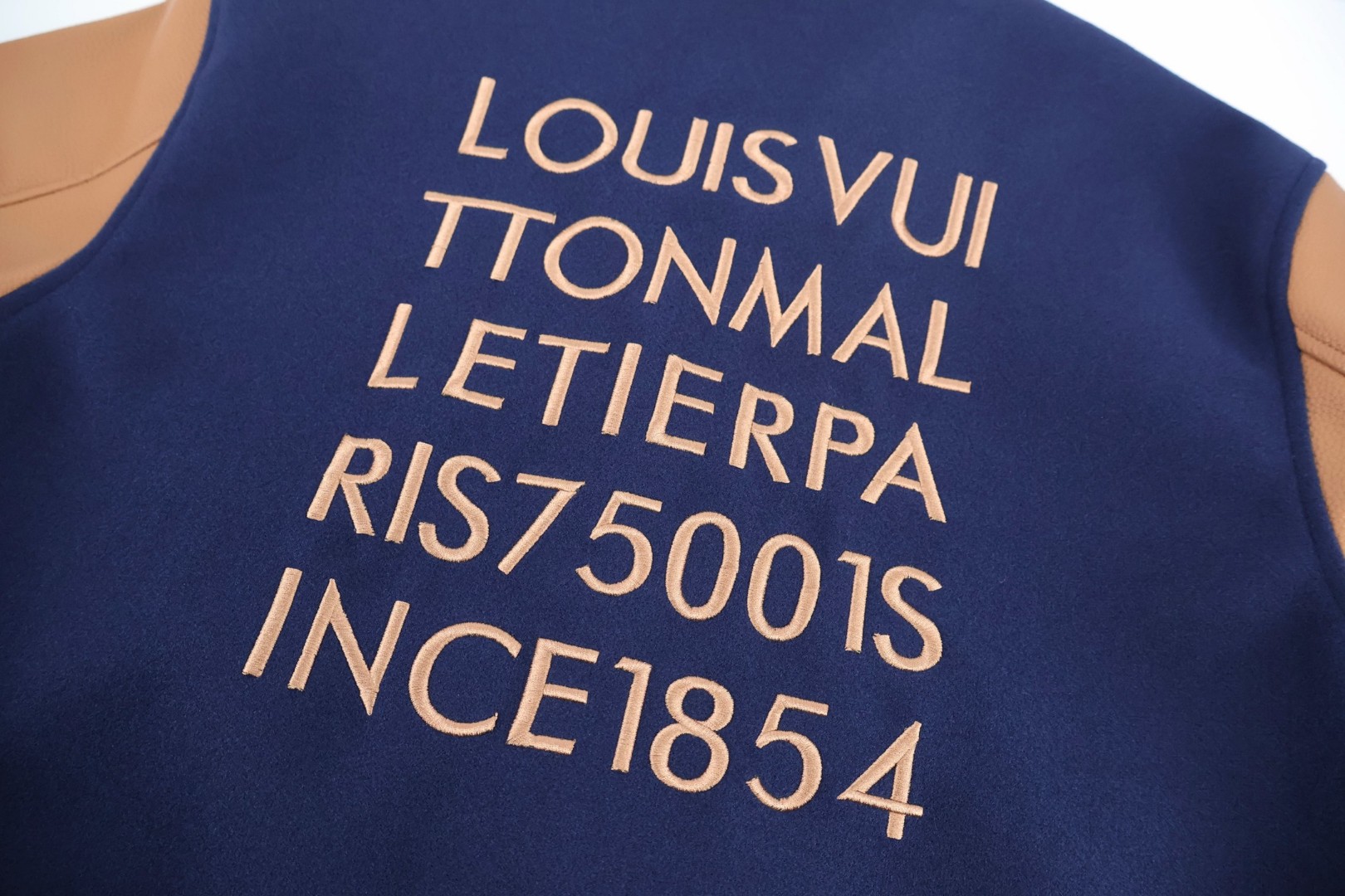LOUIS VUITTON 路易威登 手工串珠烫钻拼皮棒球服夹克 外套 C0 1AJVKP