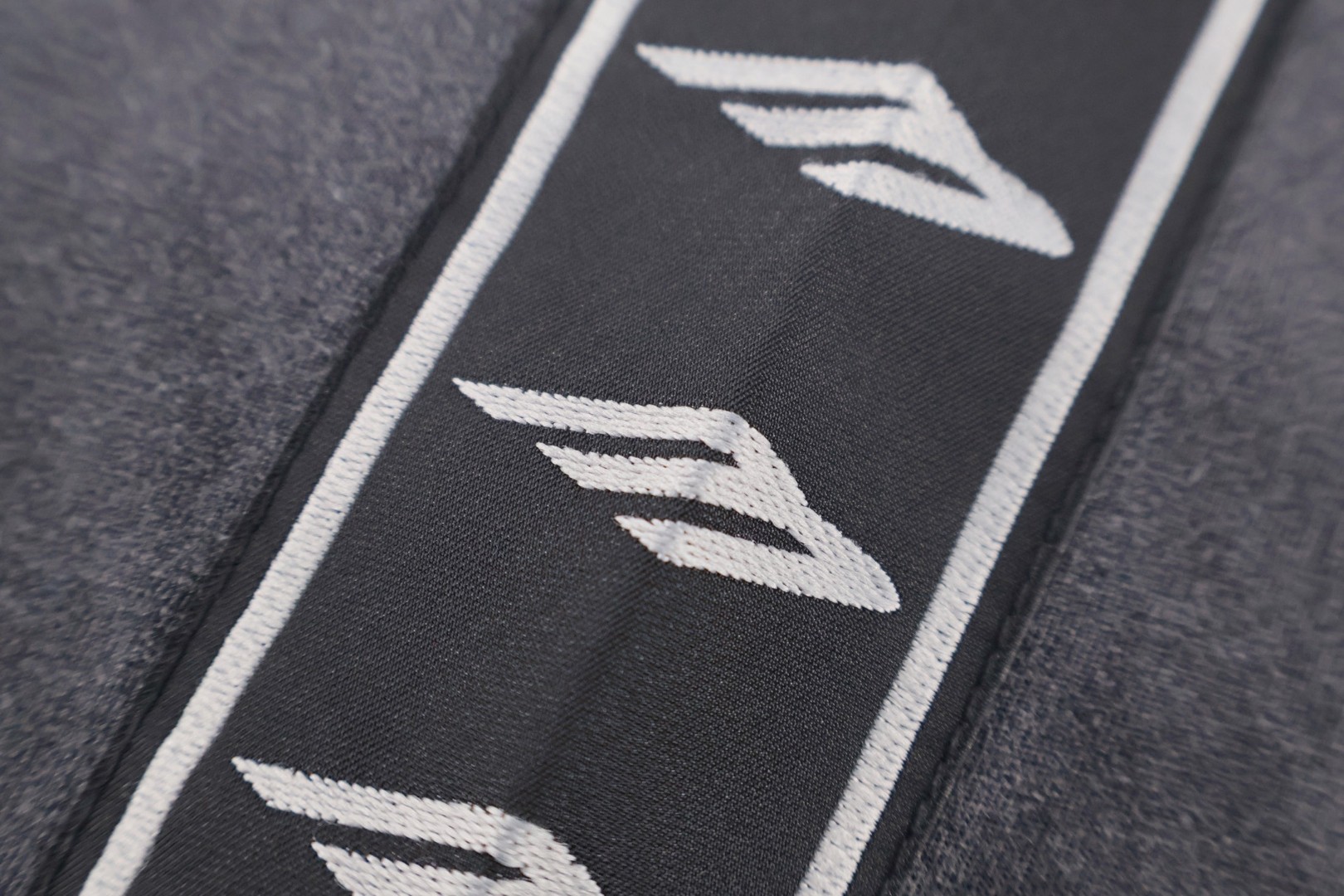 Balenciaga 巴黎世家 串标织带长袖T恤 打底衫 灰色 A5 818595TRVG89756