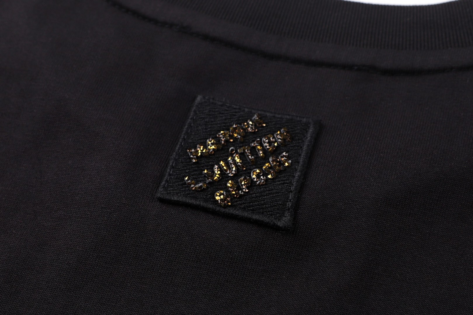 LOUIS VUITTON 亮片装饰标识 短袖 圆领 T 恤 上衣 夏款 白色 黑色 A0 81042341