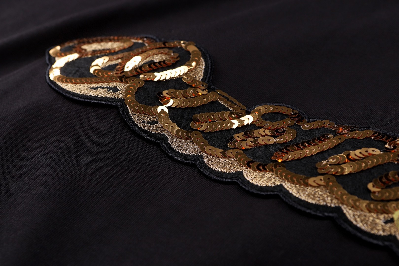 LOUIS VUITTON 亮片装饰标识 短袖 圆领 T 恤 上衣 夏款 白色 黑色 A0 81042341