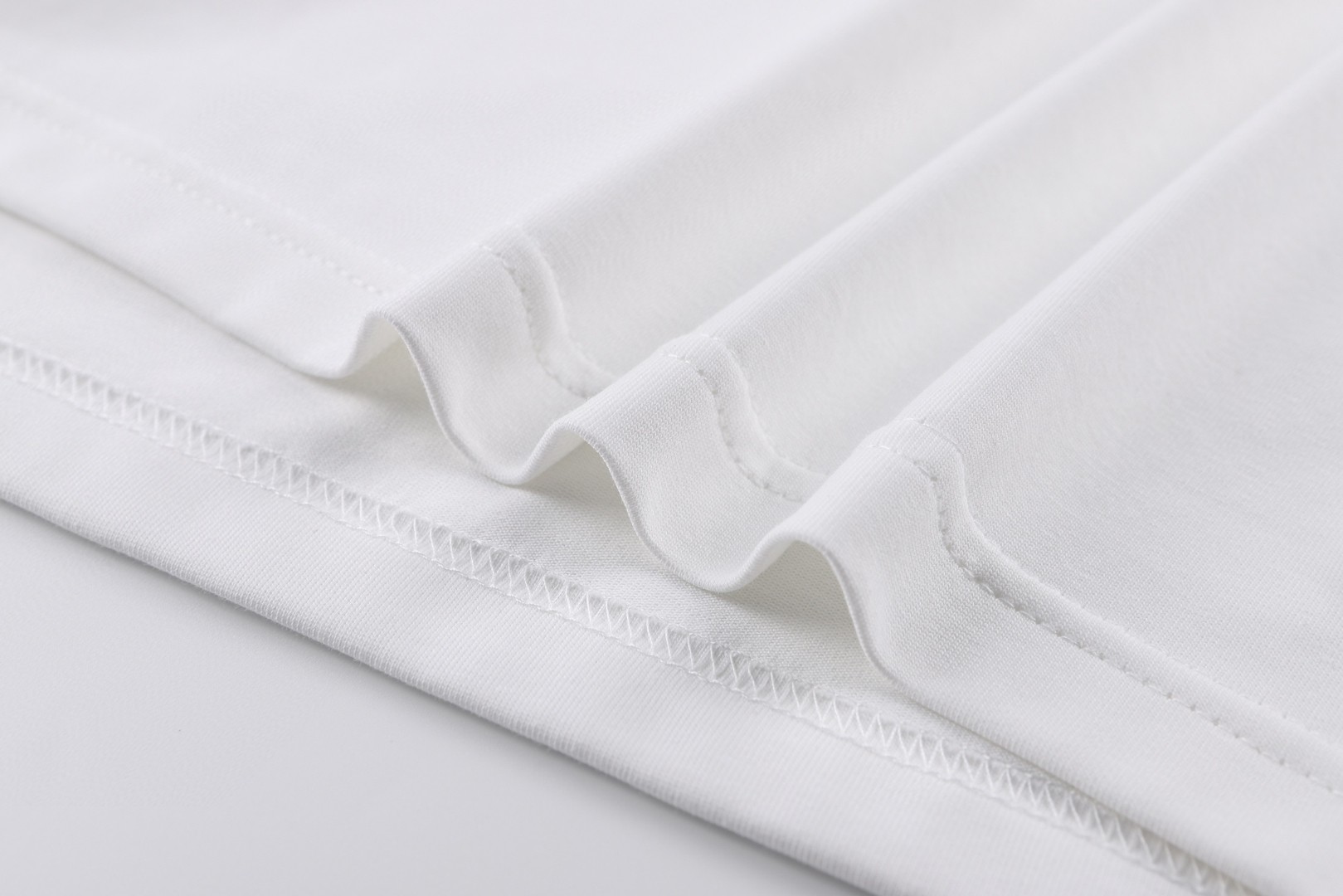 LOUIS VUITTON 亮片装饰标识 短袖 圆领 T 恤 上衣 夏款 白色 黑色 A0 81042341