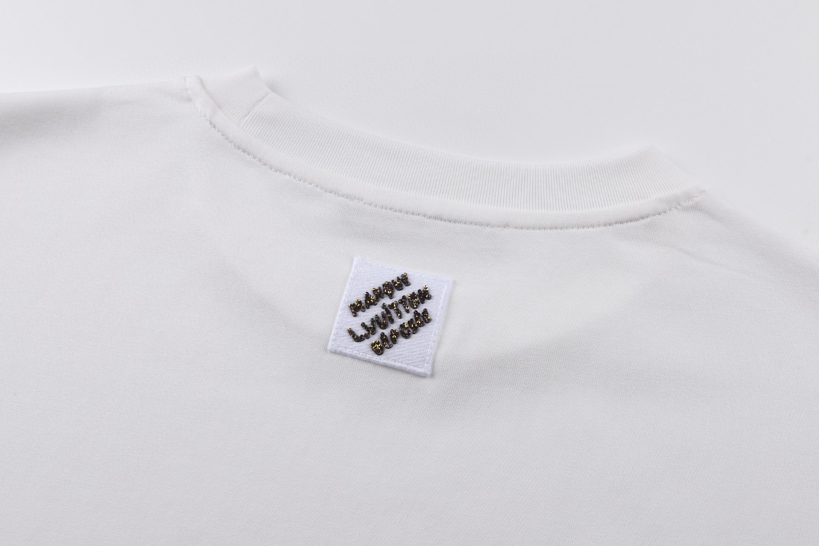 LOUIS VUITTON 亮片装饰标识 短袖 圆领 T 恤 上衣 夏款 白色 黑色 A0 81042341