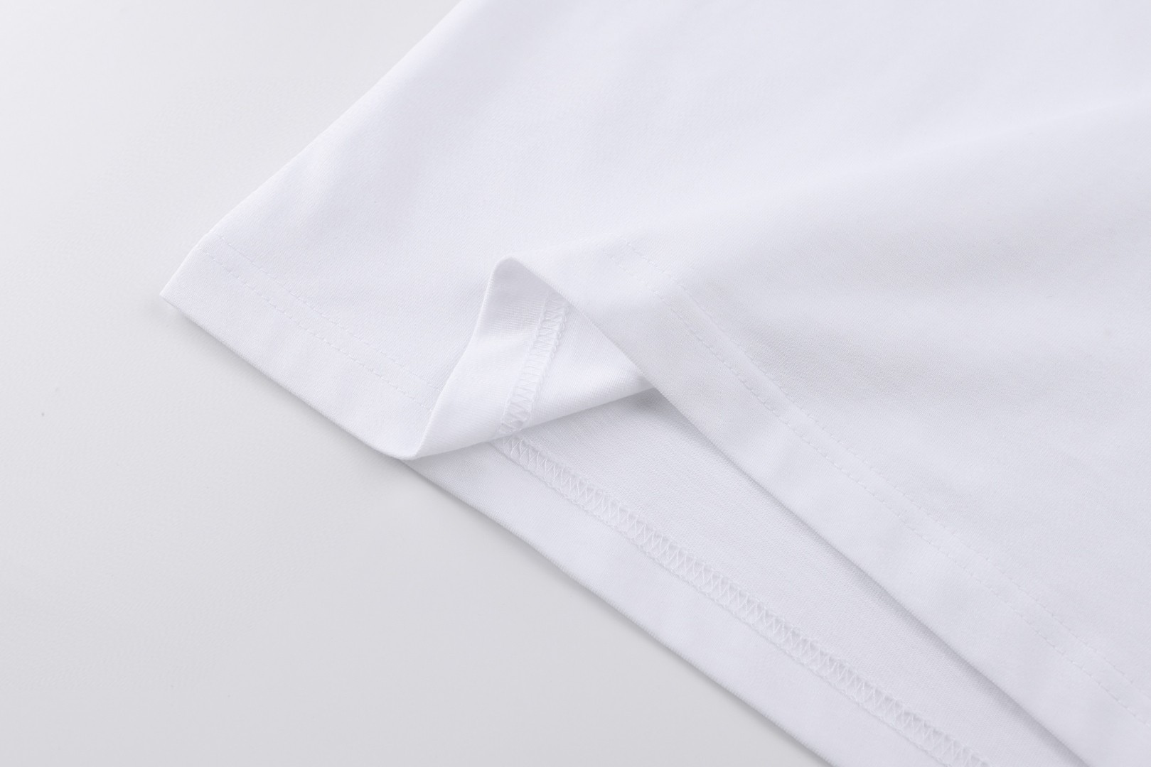 Burberry 巴宝莉字母印花圆领短袖 T恤 夏季 白色 黑色 A0 81042341