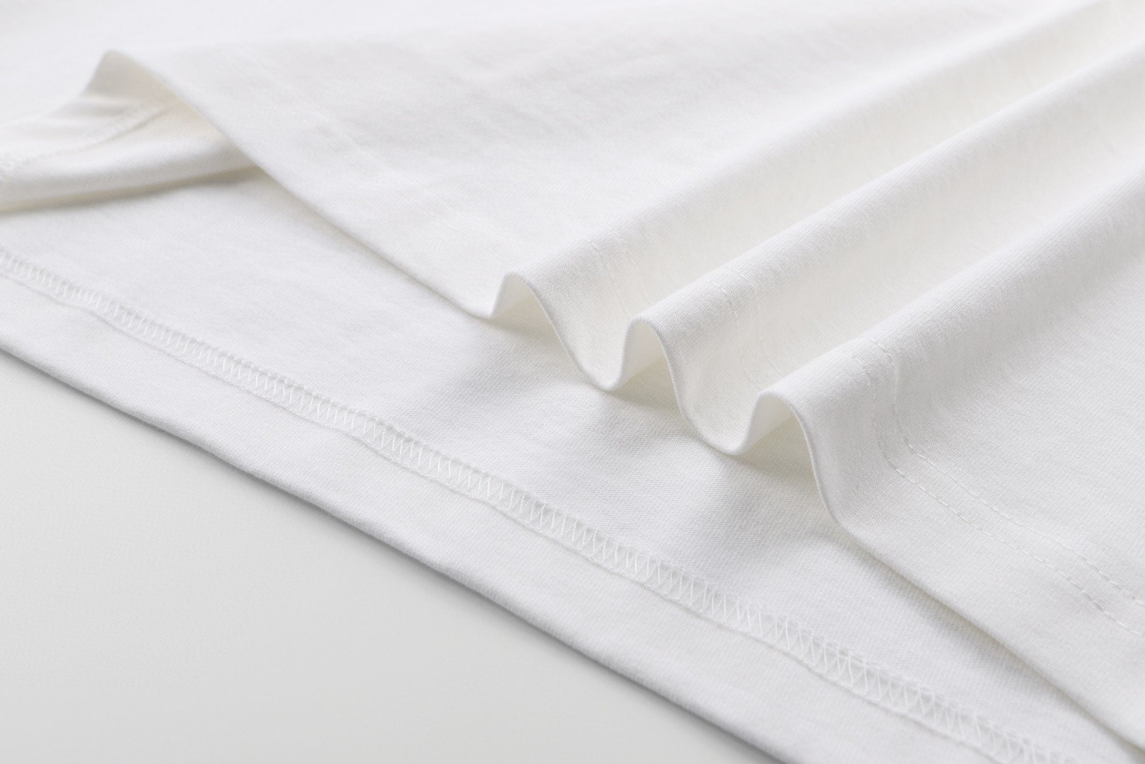 Burberry 巴宝莉 哥特式徽标刺绣圆领短袖 T恤 夏季 白色 黑色 A0 81160631