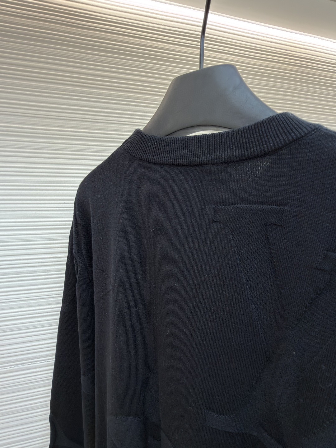 LOUIS VUITTON 路易威登 四叶草压花圆领针织衫 外套 长袖 白色 黑色 B0