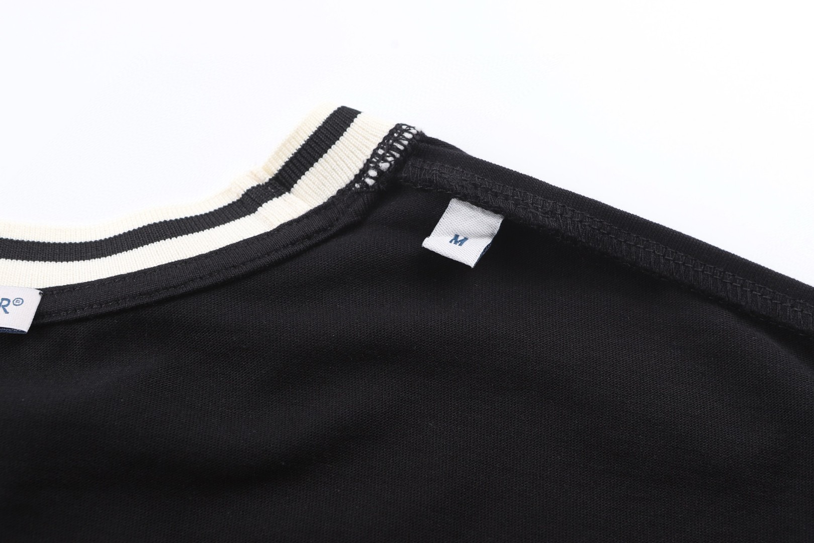 Moncler 蒙口 MonDuck 标识贴片刺绣圆领短袖 T恤 夏季 象牙白 黑色 A0 L10918C0001289AYY060